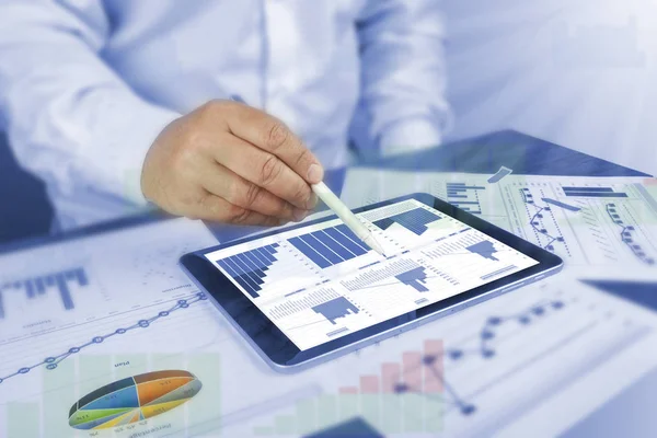 İş Zekası, Bi, modern teknoloji, web tasarım konsepti. Adam tasarımcı, dijital diyagram, iş grafiği arayüzü, sanal ekranda web simgeleri ile modern ofiste çalışan girişimci.