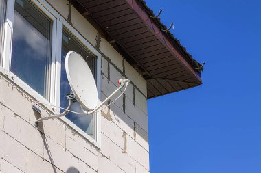 Evin duvarında asılı uydu anteni.