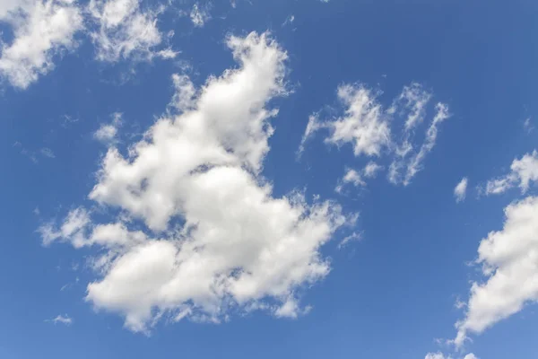 Белый фон, маленькие облака на голубом небе . — стоковое фото