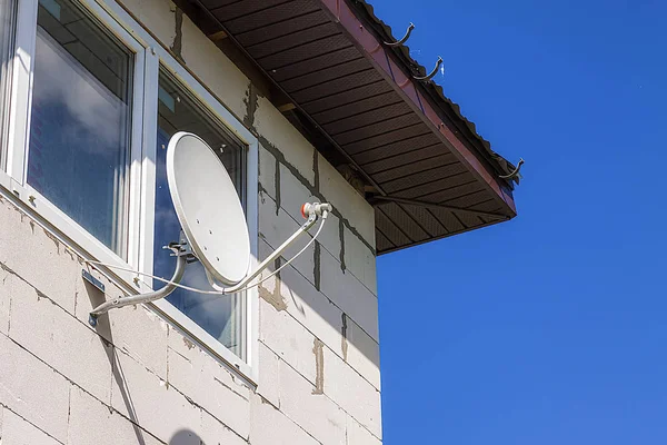 Evin duvarında asılı uydu anteni.