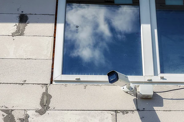 Caméra de surveillance accrochée au mur à la maison . Image En Vente