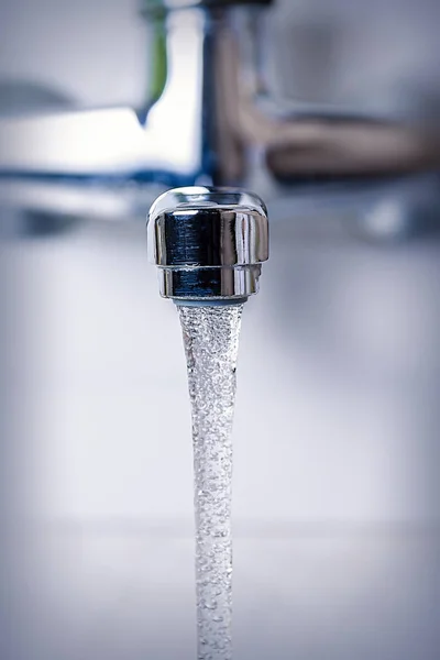 mutfak musluğundan su akar, yakın çekim.