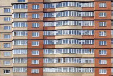 Yüksek katlı bir konut binasının yakın çekim cephesi.