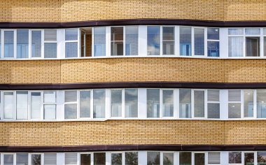 Yüksek katlı bir konut binasının yakın çekim cephesi.