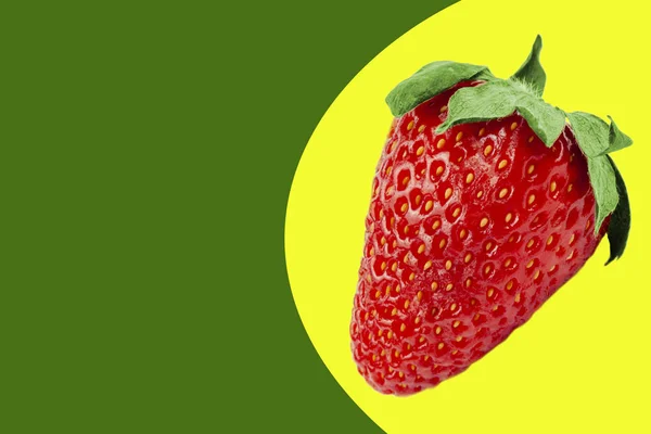 Eine kleine Beere reifer Erdbeeren auf farbigem Hintergrund. — Stockfoto