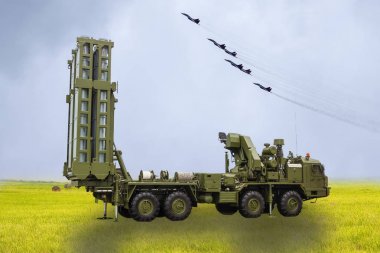 Rus askeri uçaklarının arka planına karşı S-300 füze sistemi