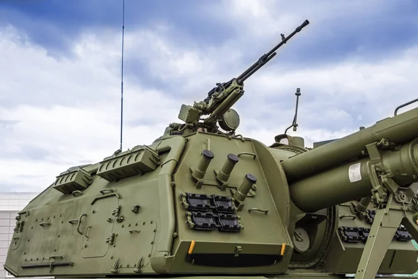 The tower of a modern self-propelled howitzer with ulimet and active protection against fire attack. — Stock Photo, Image