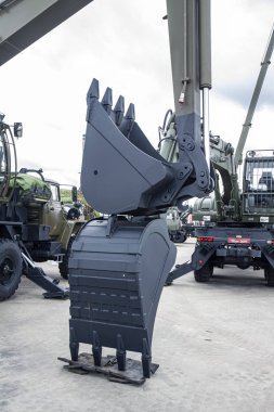 Moskova Rusya 30.06.2019 İki kova askeri ekskavatör. Close.