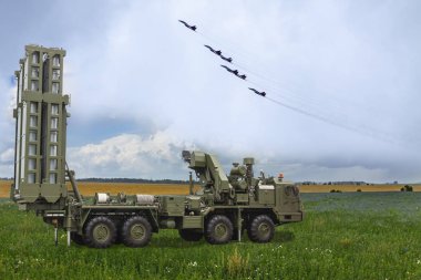 Rus askeri uçaklarının arka planına karşı S-300 füze sistemi