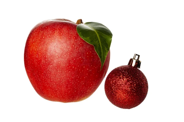 Яблуко з новорічним іграшкою на білому фоні, ізолювати. — стокове фото