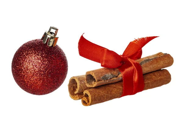 Beyaz bir arka plan üzerinde Noel oyuncak tarçın, izole.