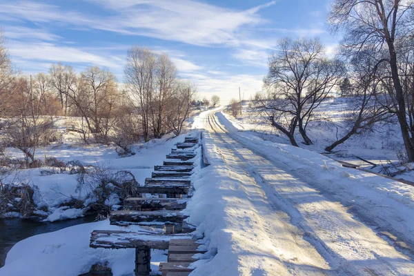 Bir kış gününde nehrin karşısındaki köprü.
