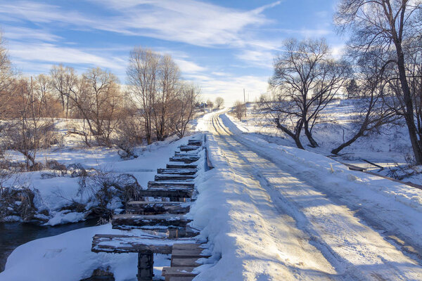 Мост через реку в зимний день
.
