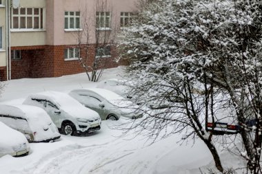 Arabalar tüm kar, büyük kar drifts park edilmiş.