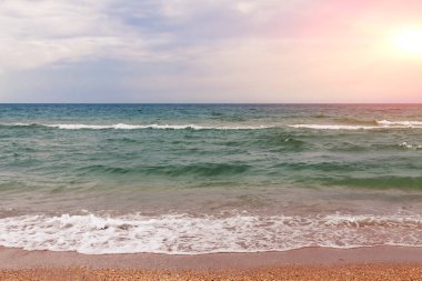 Kumlu kıyıda bir koşu dalgası.