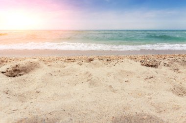 Yaz sezonunda kumlu plajda mavi okyanus yumuşak dalga. Mavi gökyüzü ve güneş gün ışığı gevşeme manzara bakış açısı ile Arka plan.