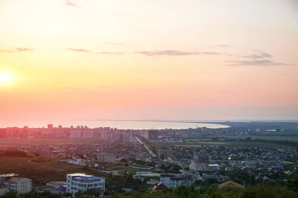 Анапа, Россия, 25.07.2019 Закат над морем и город на берегу . — стоковое фото