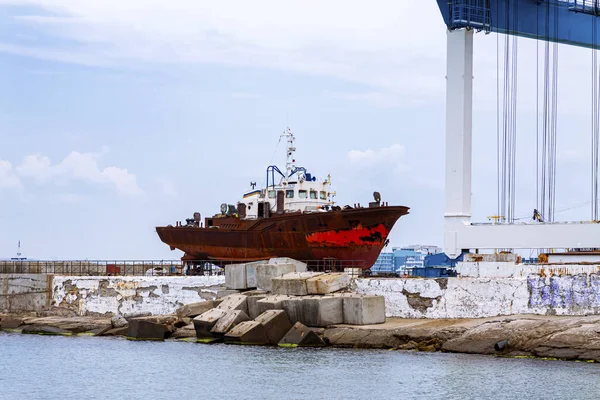 Anapa, Russia, 30.07.2019 Old ship is being prepared for repairs at the shipyard. — Stock Photo, Image