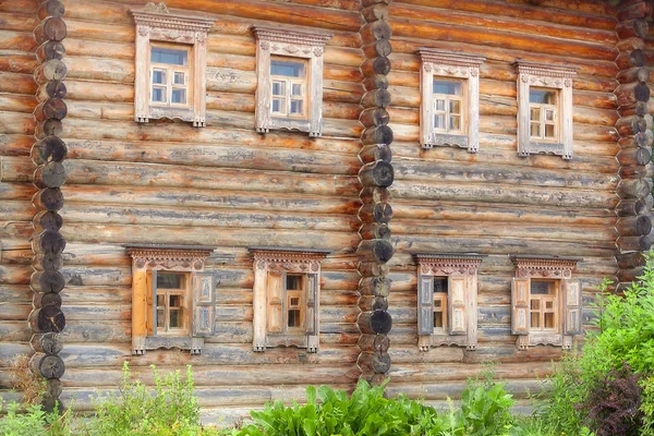 Ancienne maison de deux étages en bois dans le village . — Photo