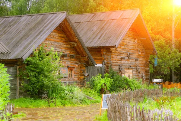 Twee houten huizen aan de rand van het dorp. — Stockfoto