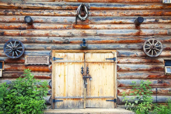 Vchod do Kovárny s dřevěnou bránou — Stock fotografie