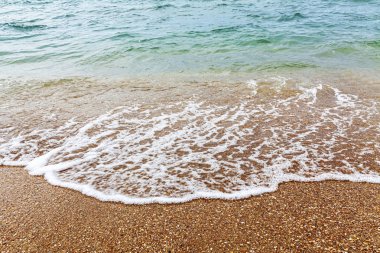 Yaz sezonunda kumlu plajda mavi okyanus yumuşak dalga. Mavi gökyüzü ve güneş gün ışığı gevşeme manzara bakış açısı ile Arka plan.