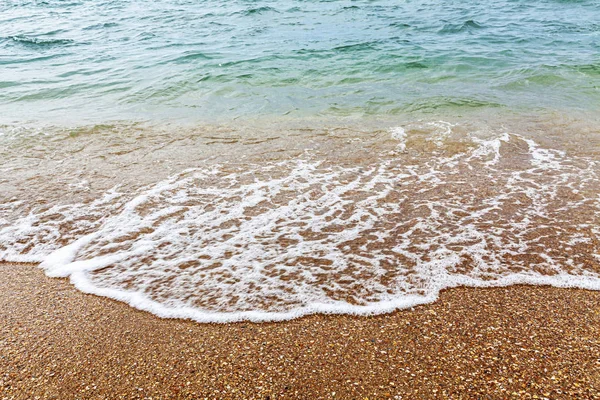 Yaz sezonunda kumlu plajda mavi okyanus yumuşak dalga. Mavi gökyüzü ve güneş gün ışığı gevşeme manzara bakış açısı ile Arka plan.