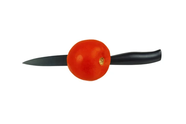 Tomat i bakgrunden av en kniv. — Stockfoto