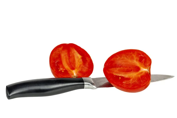 Skär tomat med kniv på vit bakgrund. — Stockfoto