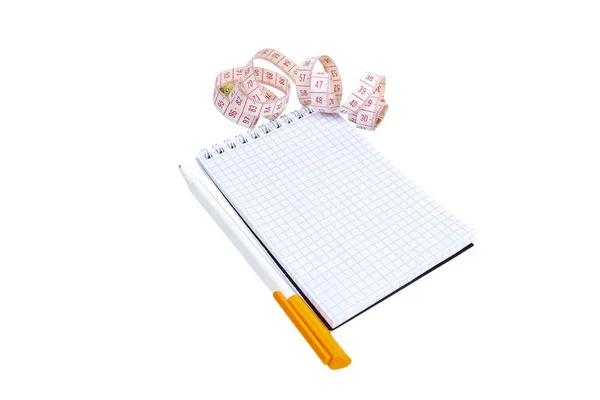 Måttband, anteckningsblock, penna ligger på en vit bakgrund — Stockfoto