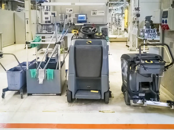 Üretim tesislerinde yerleri silen makineler.