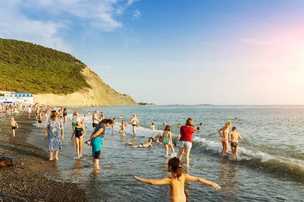 Anapa, Rusya 07.25.2019. İnsanlar akşamları Karadeniz 'de yıkanır.. — Stok fotoğraf