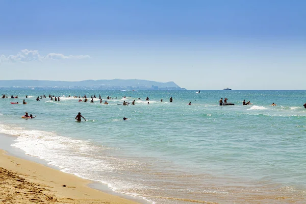 Anapa, Rusya 07.25.2019. İnsanlar akşamları Karadeniz 'de yıkanır.. — Stok fotoğraf