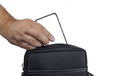 Bir el telefonu çantadan çıkarır, telefonda bir yazı ya da çizim yeri vardır..