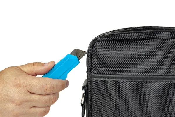 Hand schneidet eine Tasche mit einem Papiermesser — Stockfoto