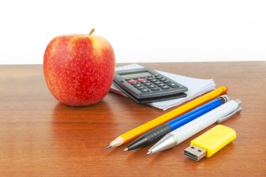 Apple kalem not defteri hesap makinesi masanın üzerinde.