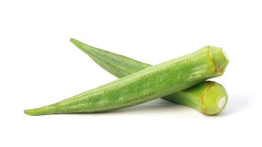 Beyaz arkaplanda izole edilmiş taze bamya