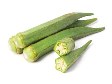 Beyaz arkaplanda izole edilmiş taze bamya