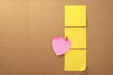 Kahverengi mantar kaplama dokusu arka planında kalp şeklinde not ve kağıt not