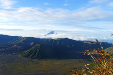 Keyifli volkanik karmaşık Bromo Tengger Semeru Milli Parkı na kraterler ve bulutlar, gökyüzü doğanın büyüleyici sayısı arka planı.