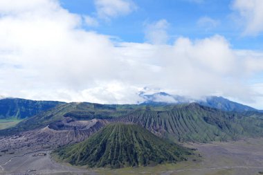 Keyifli volkanik karmaşık Bromo Tengger Semeru Milli Parkı na kraterler ve bulutlar, gökyüzü doğanın büyüleyici sayısı arka planı.