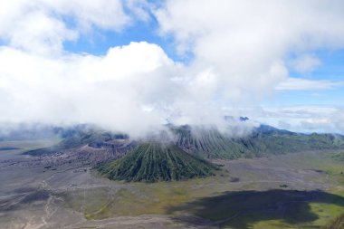 Keyifli volkanik karmaşık Bromo Tengger Semeru Milli Parkı na kraterler ve bulutlar, gökyüzü doğanın büyüleyici sayısı arka planı.