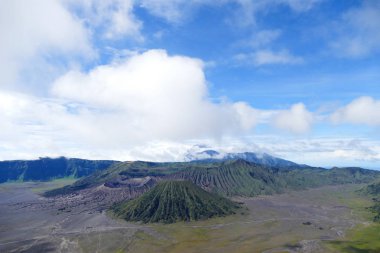 Keyifli volkanik karmaşık Bromo Tengger Semeru Milli Parkı na kraterler ve bulutlar, gökyüzü doğanın büyüleyici sayısı arka planı.