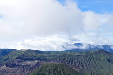 Keyifli volkanik karmaşık Bromo Tengger Semeru Milli Parkı na kraterler ve bulutlar, gökyüzü doğanın büyüleyici sayısı arka planı.