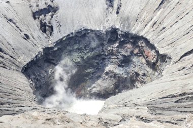 Keyifli volkanik karmaşık Bromo Tengger Semeru Milli Parkı na kraterler ve bulutlar, gökyüzü doğanın büyüleyici sayısı arka planı.