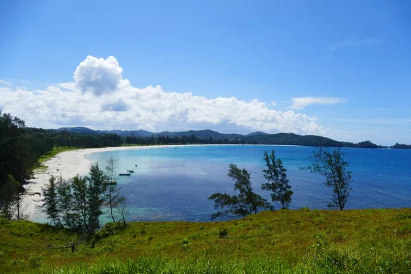 美丽的海景和海景的照片 自然背景是岩石 森林和山脉 — 图库照片