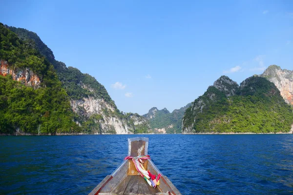 美丽的海景和海景的照片 自然背景是岩石 森林和山脉 — 图库照片