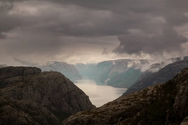Blick in tiefe und enge norwegische Fjorde — Stockfoto