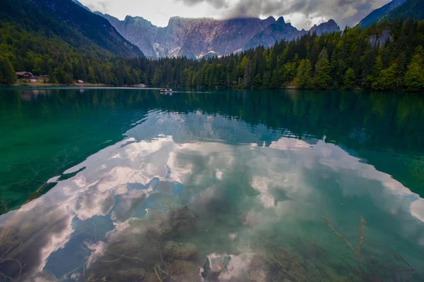 Scénický lago di fusine v italštině — Stock fotografie