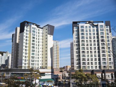 Yeosu, Güney Kore - Ocak, 2018: güneşli gün ve büyük binalar ile Yeosu şehirde zengin alanı.